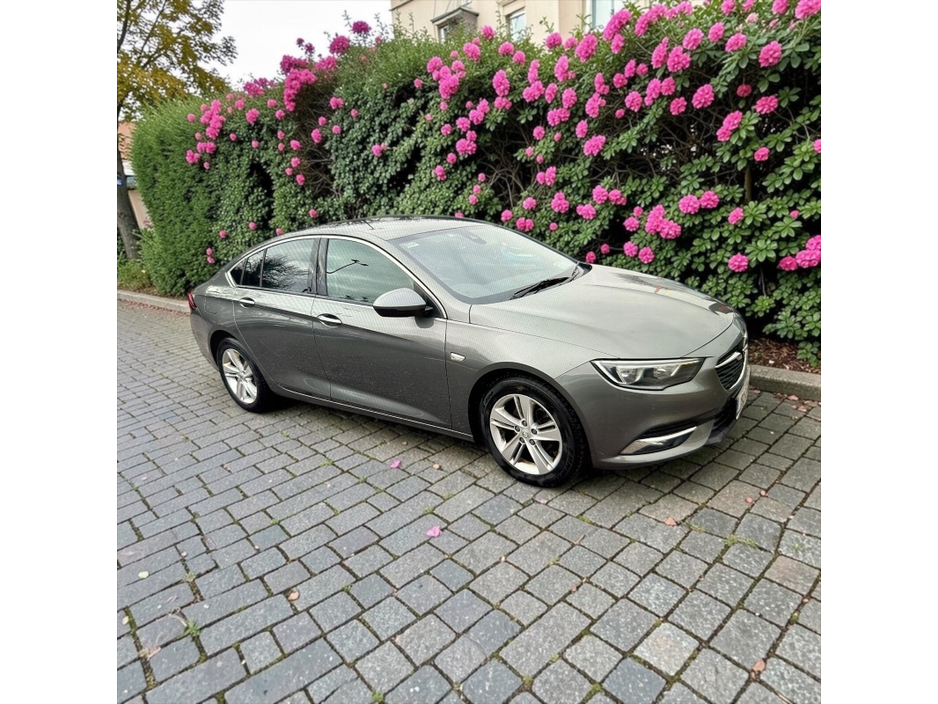 2019 Opel Insignia - image 9