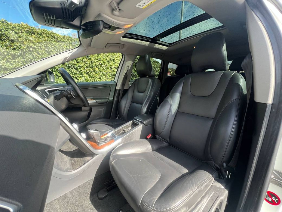 2017 Volvo XC60 - image 2