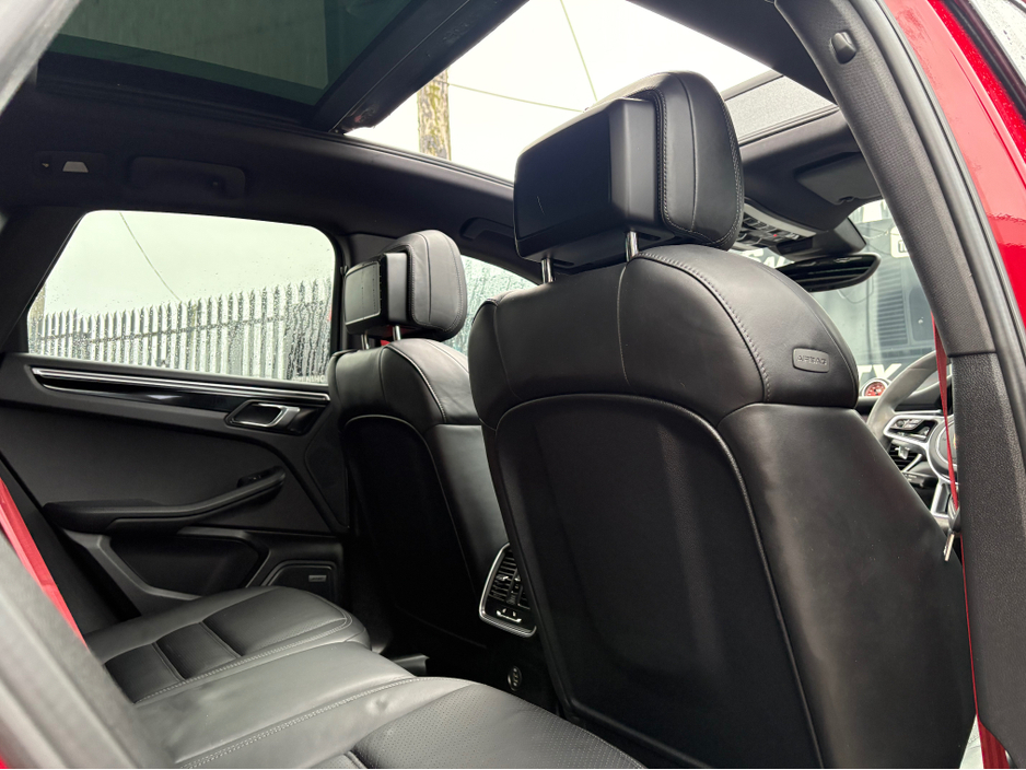 2017 Porsche Macan - image 16