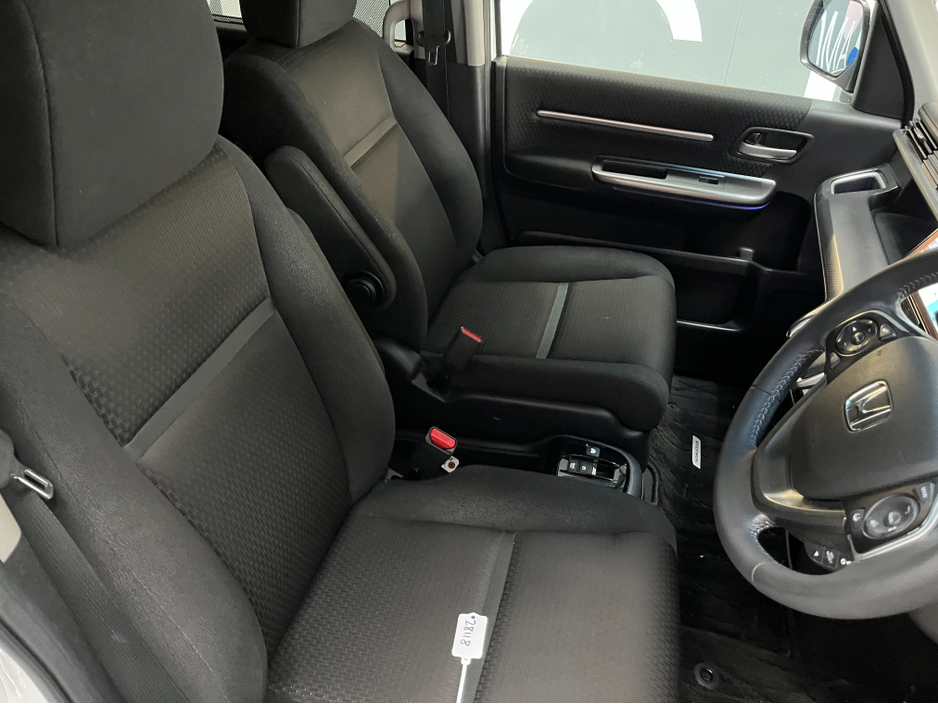 2021 Honda Stepwagon - image 12