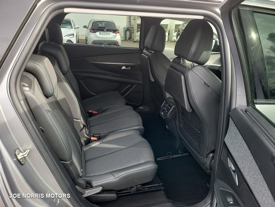 2021 Peugeot 5008 - image 10