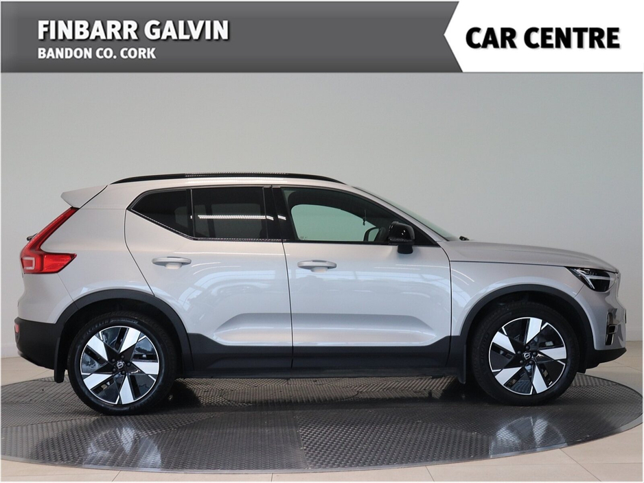 2025 Volvo XC40 - image 8