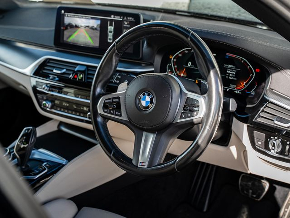 2023 BMW 5 Series - image 7