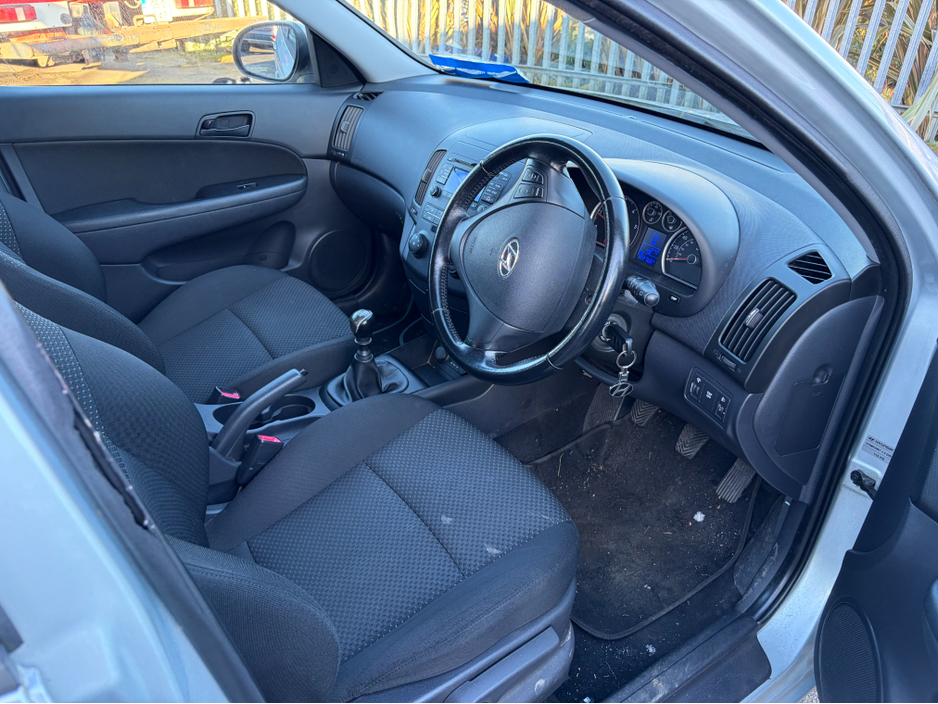 2016 Toyota Avensis - image 2