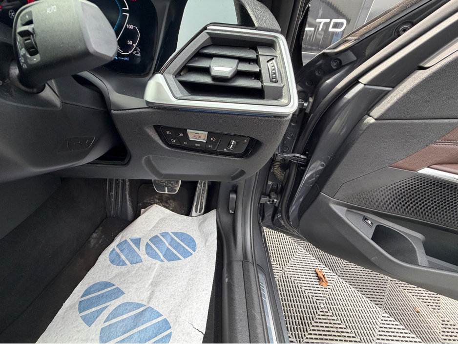 2021 BMW 3 Series - image 25