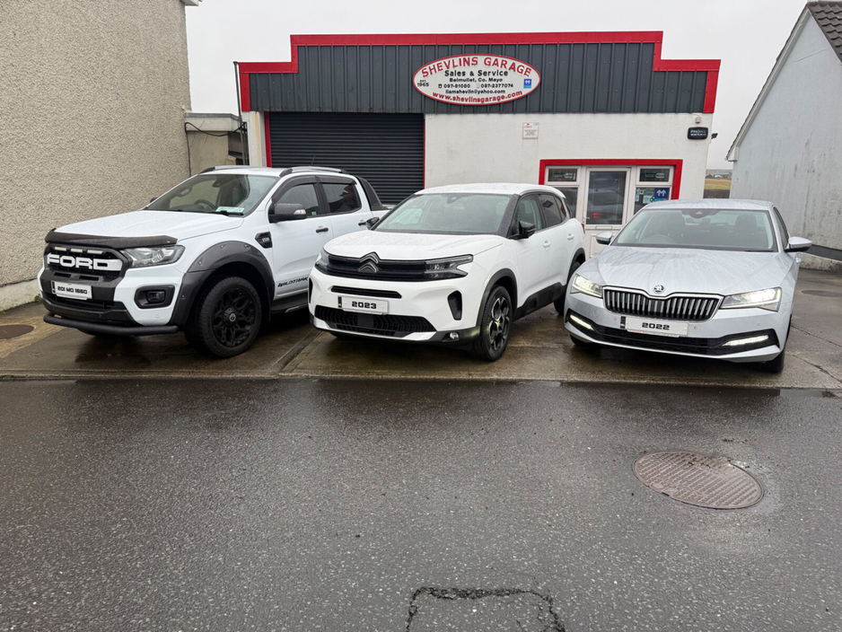 2022 Skoda Superb - image 3