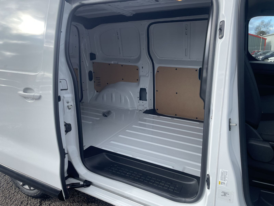 2025 Opel Vivaro - image 13