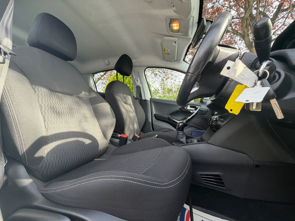 2017 Peugeot 208 - image 8