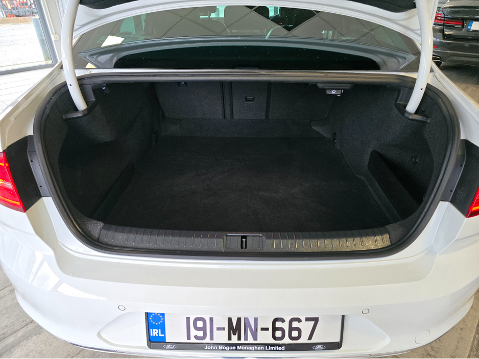 2019 Volkswagen Passat - image 3