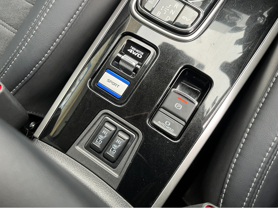 2018 Mitsubishi Outlander - image 17