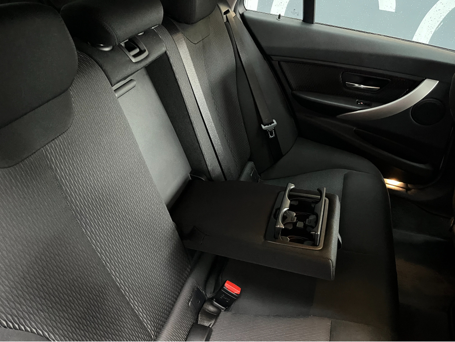 2016 BMW 3 Series - image 17