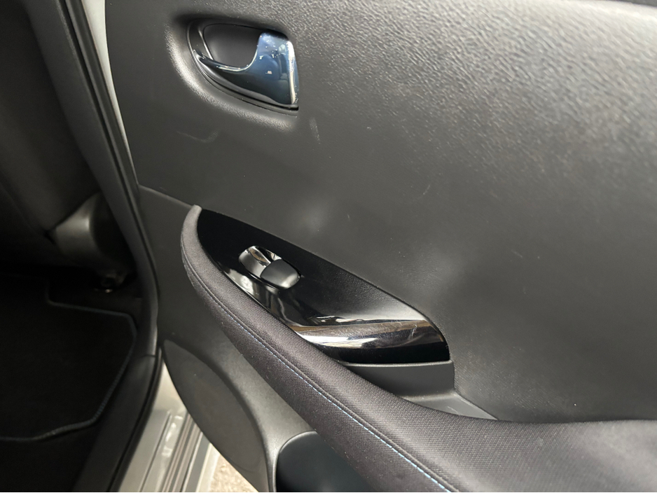 2019 Nissan Leaf - image 8