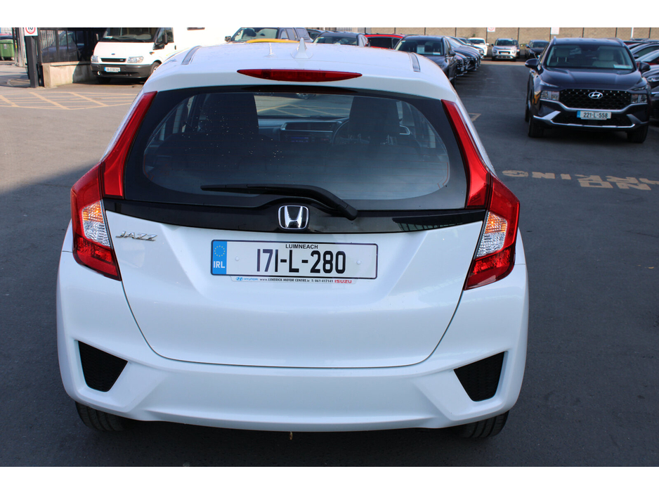 2017 Honda Jazz - image 4