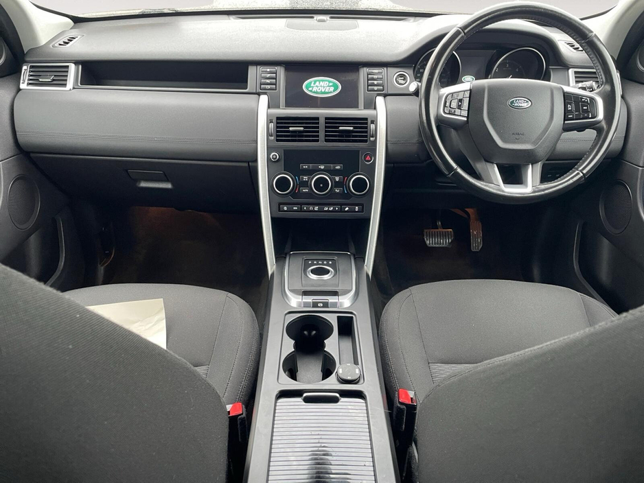 2018 Land Rover Discovery - image 10