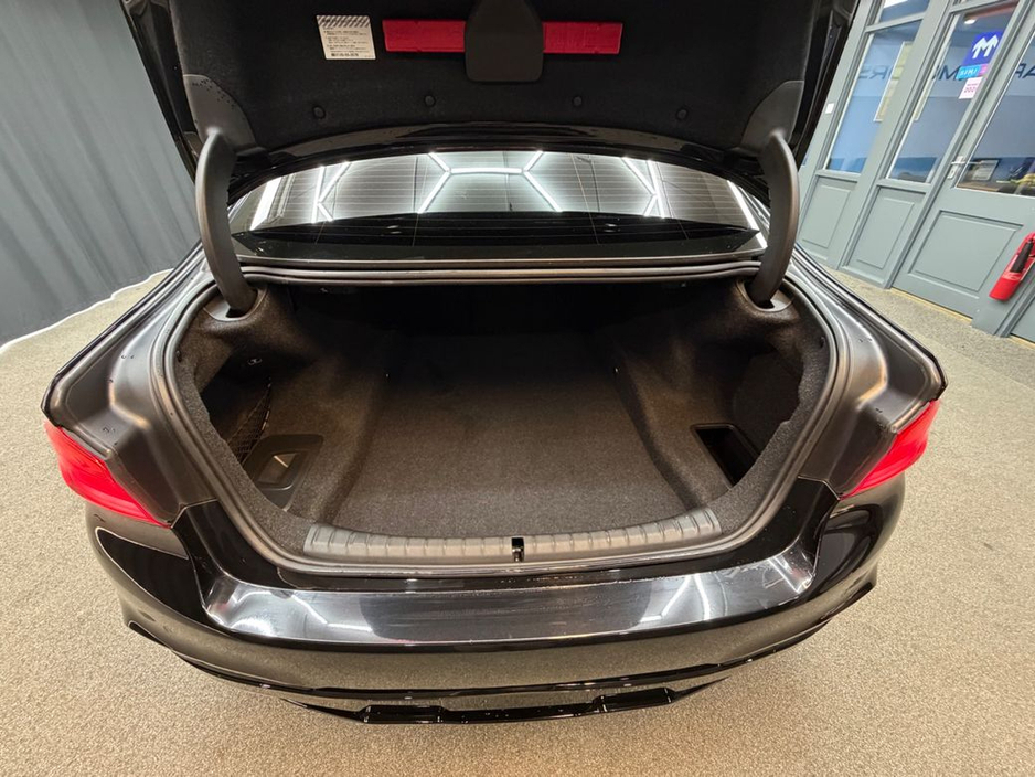 2017 BMW 5 Series - image 34