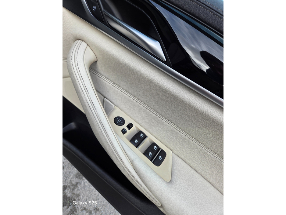 2021 BMW 5 Series - image 10