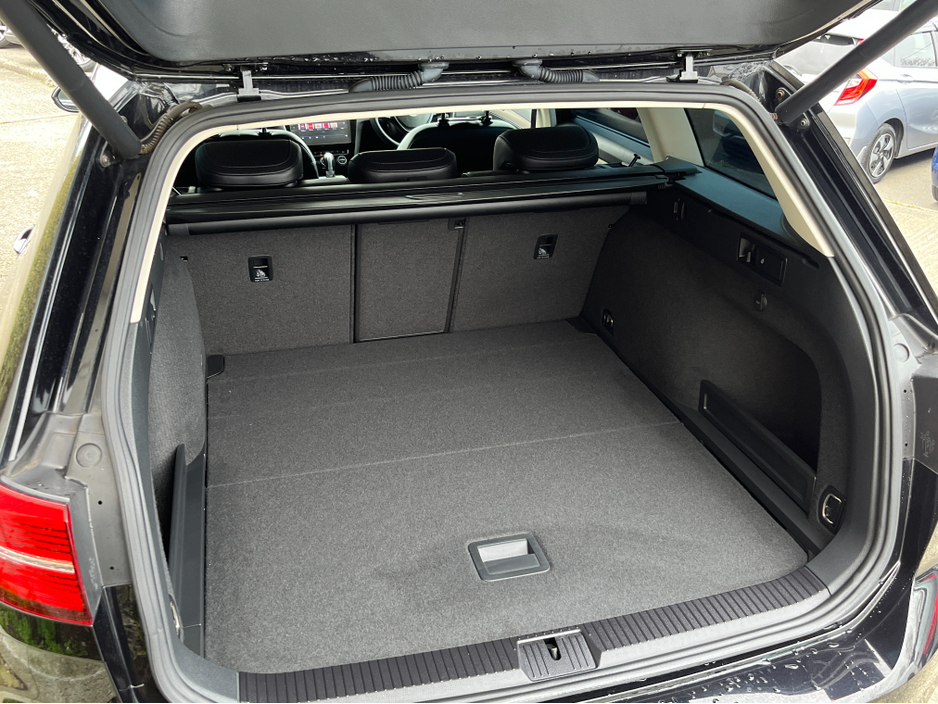 2019 Volkswagen Passat - image 8