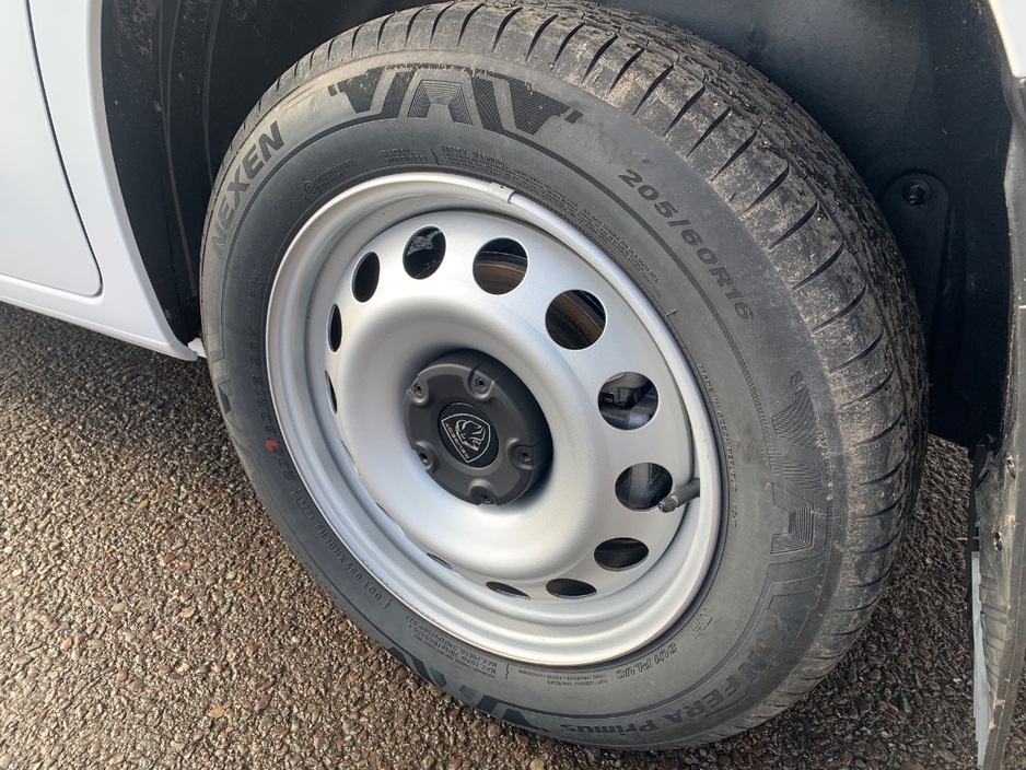 2024 Peugeot Partner - image 6