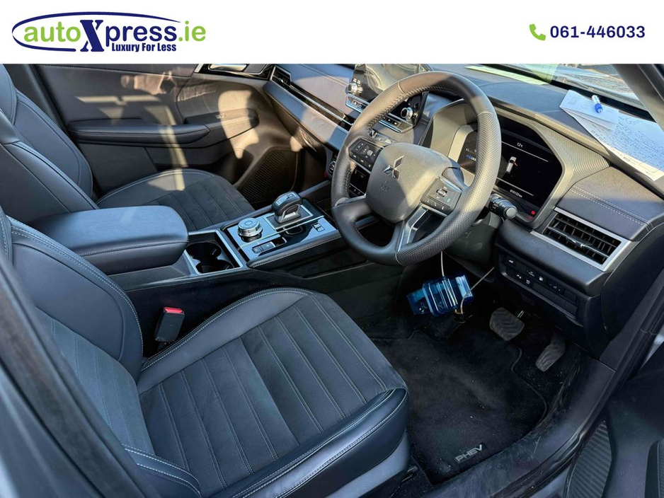 2023 Mitsubishi Outlander PHEV 4WD BLACK EDITION, Low mileage, reversing camera