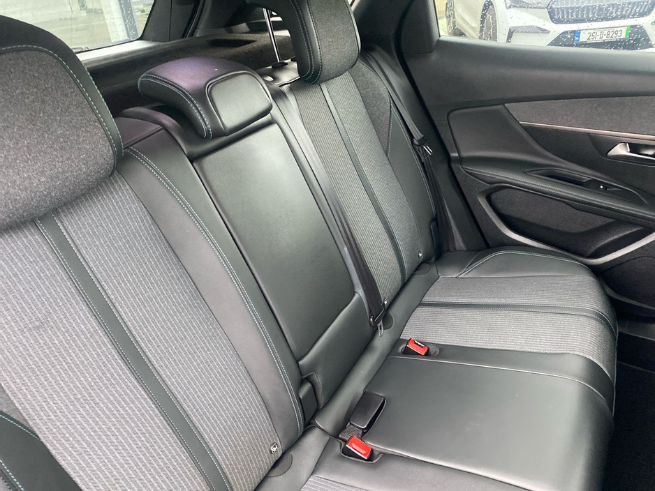 2021 Peugeot 3008 - image 10