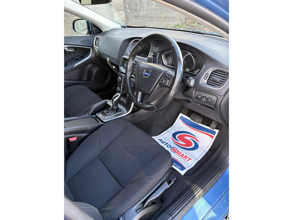 2014 Volvo V40 - image 12