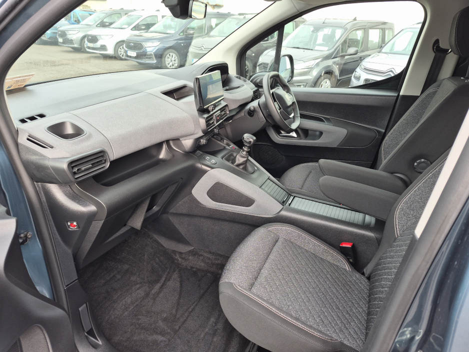 2024 Peugeot Rifter - image 2