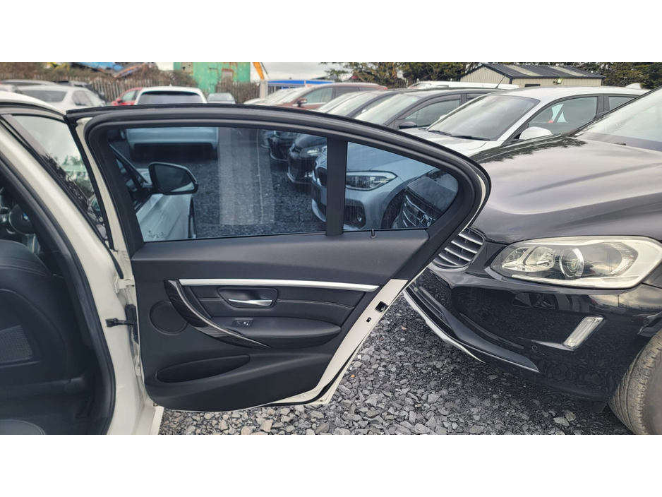 2016 BMW 3 Series - image 11