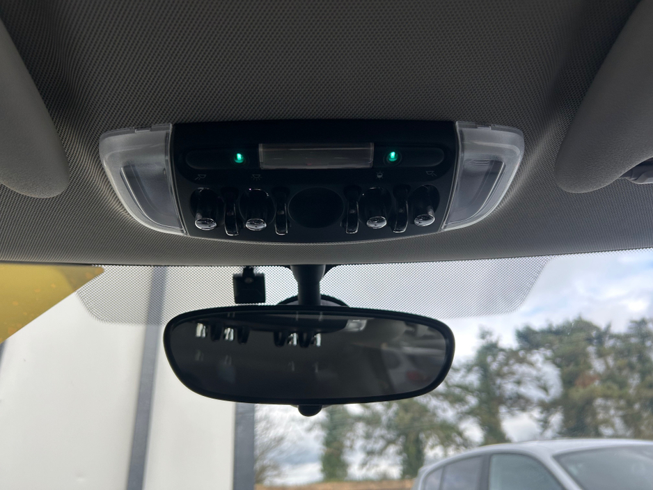 2017 MINI Cooper D - image 17