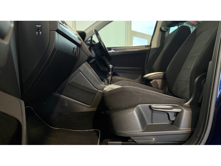 2017 Volkswagen Tiguan - image 9