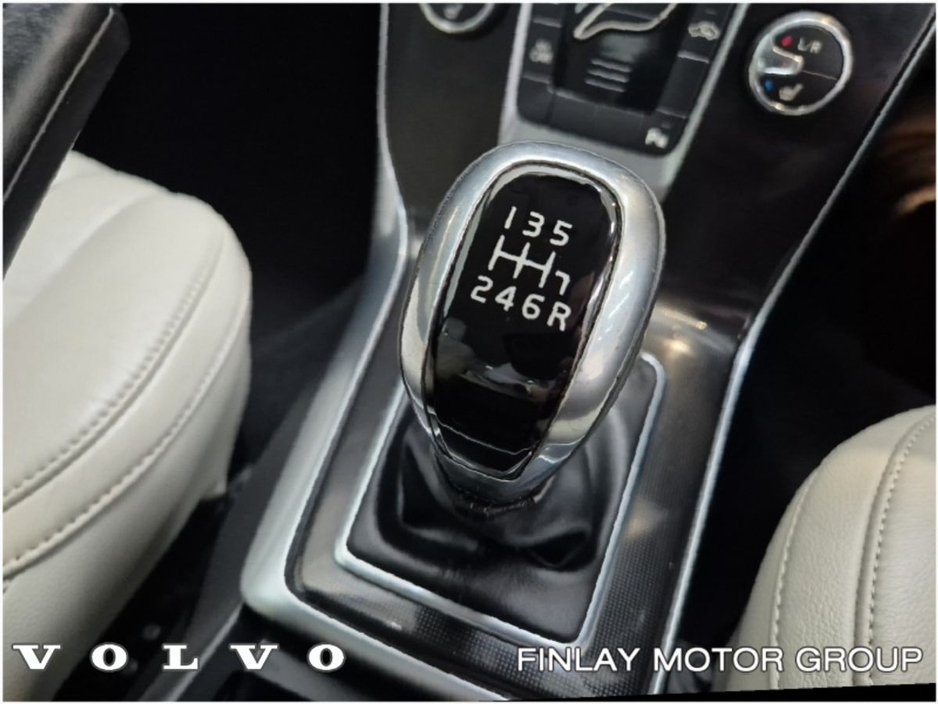 2019 Volvo V40 - image 19