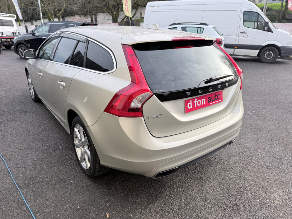 2016 Volvo V60 - image 10