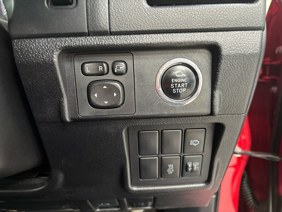 2016 Toyota Landcruiser - image 13