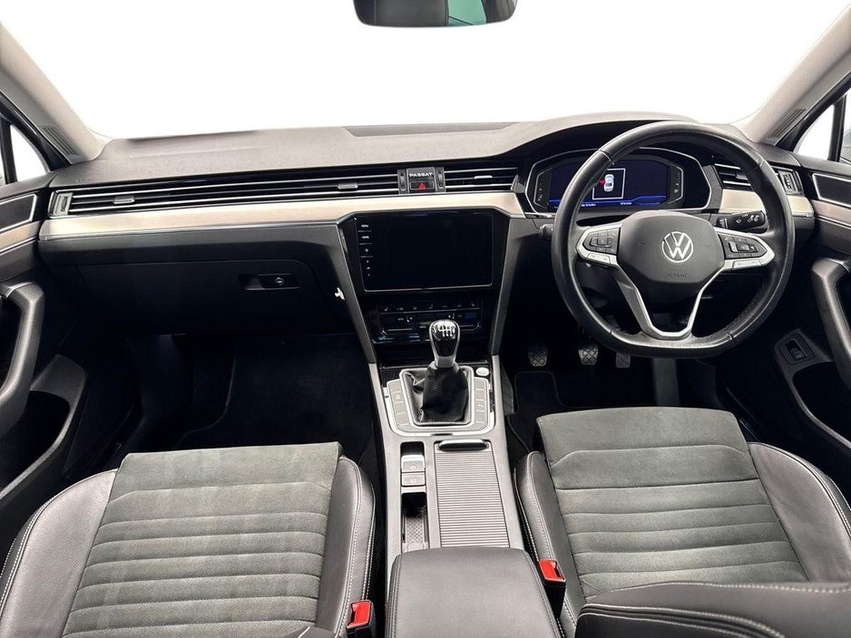 2022 Volkswagen Passat - image 8