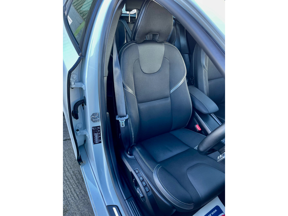 2019 Volvo V40 - image 14