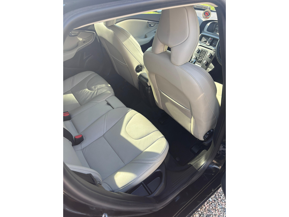 2015 Volvo V40 - image 7