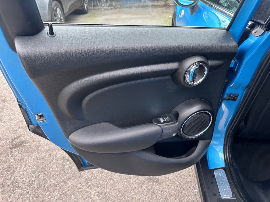 2015 MINI One - image 25