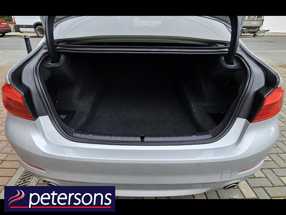 2020 BMW 5 Series - image 7