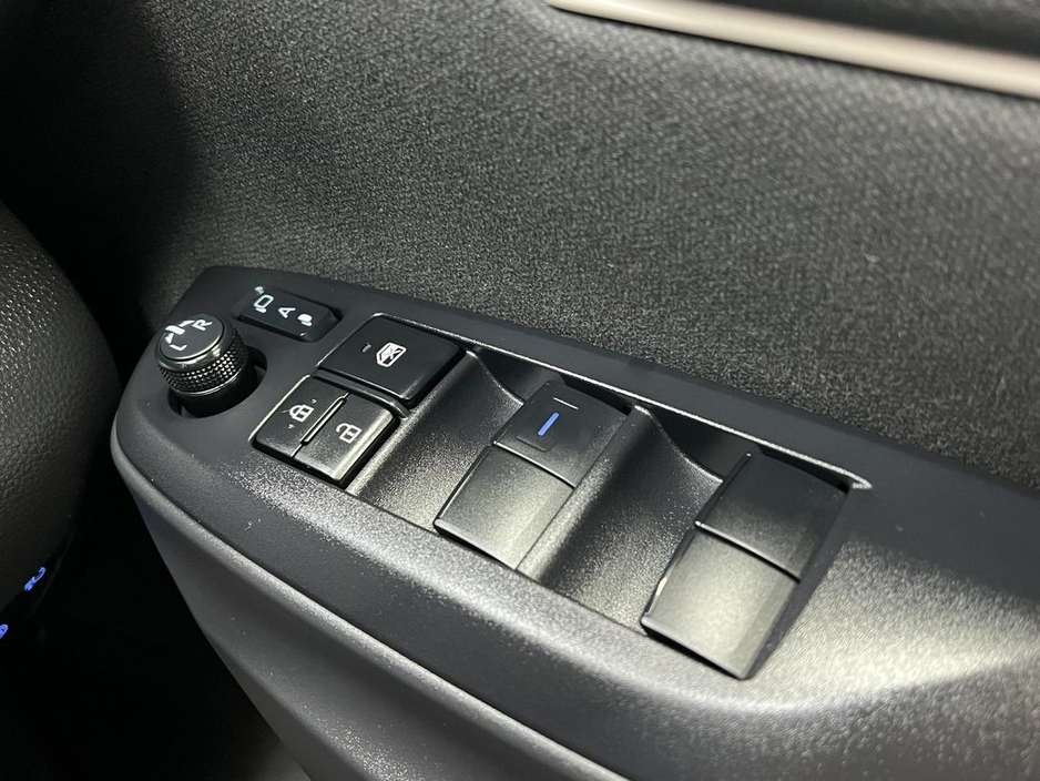 2021 Toyota Yaris - image 28