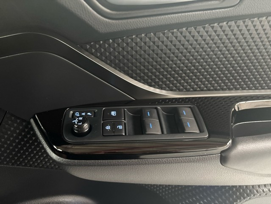 2023 Toyota C-HR - image 13