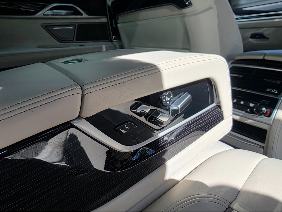 2022 BMW 7 Series - image 23