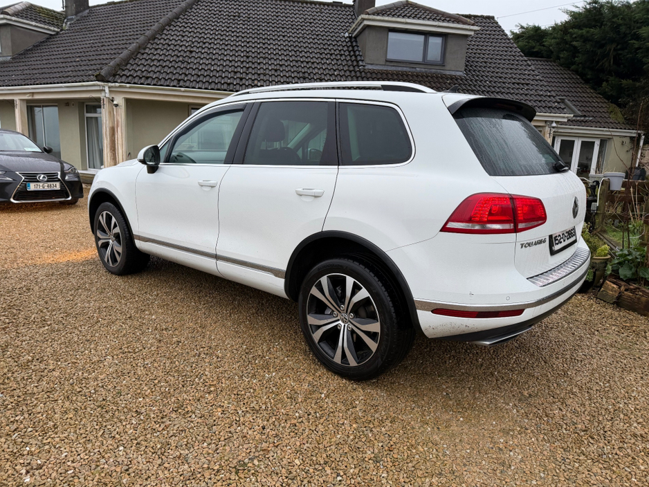 2015 Volkswagen Touareg - image 4