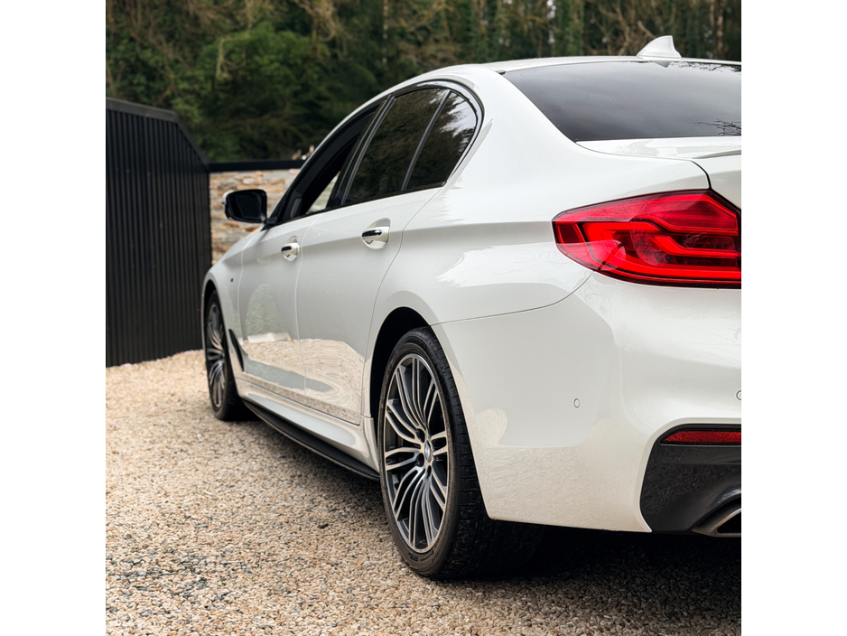 2017 BMW 5 Series - image 5