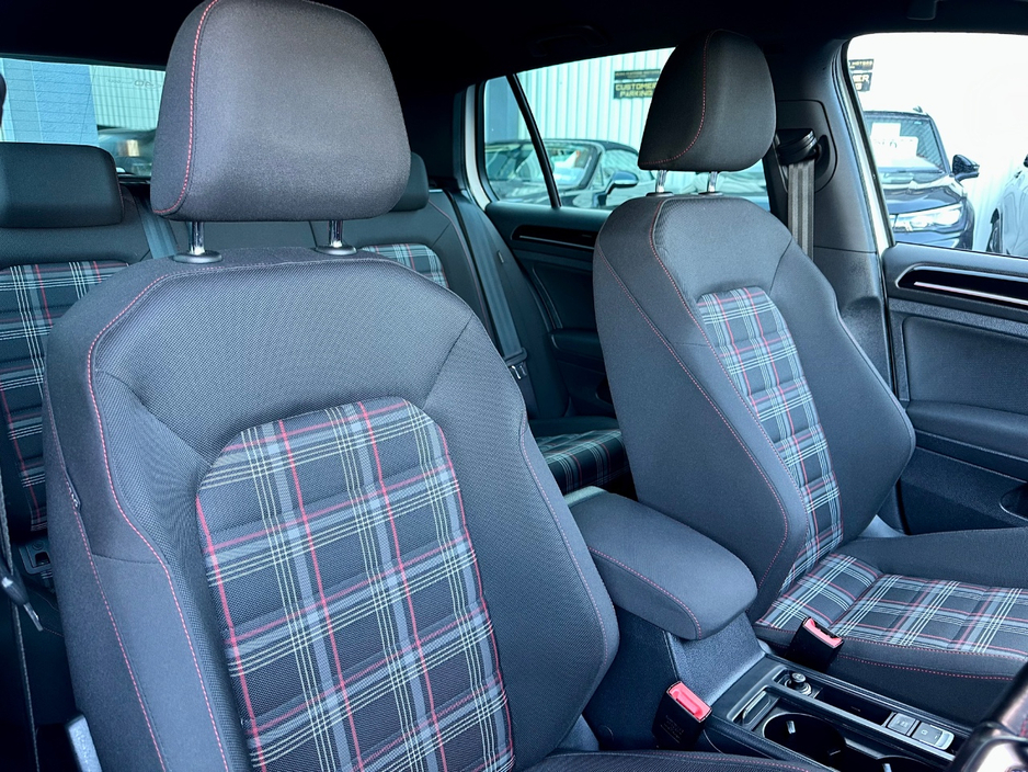 2014 Volkswagen Golf - image 16