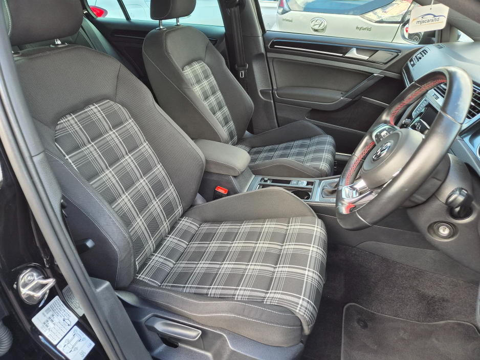 2015 Volkswagen Golf - image 15