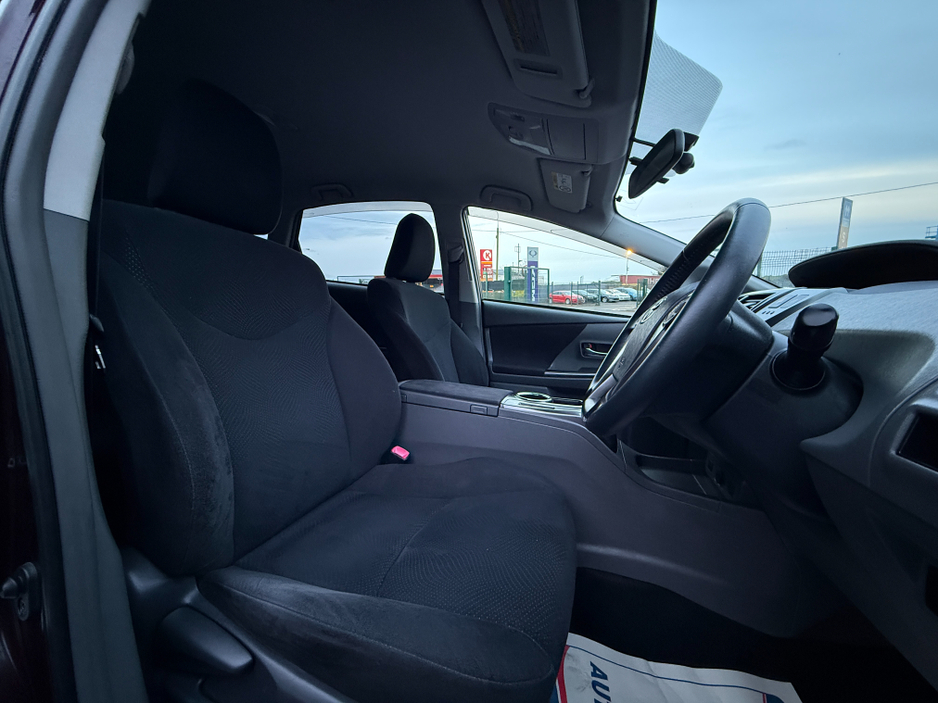 2014 Toyota Prius Alpha - image 11