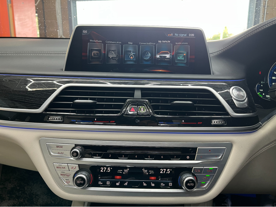 2016 BMW 7 Series - image 27