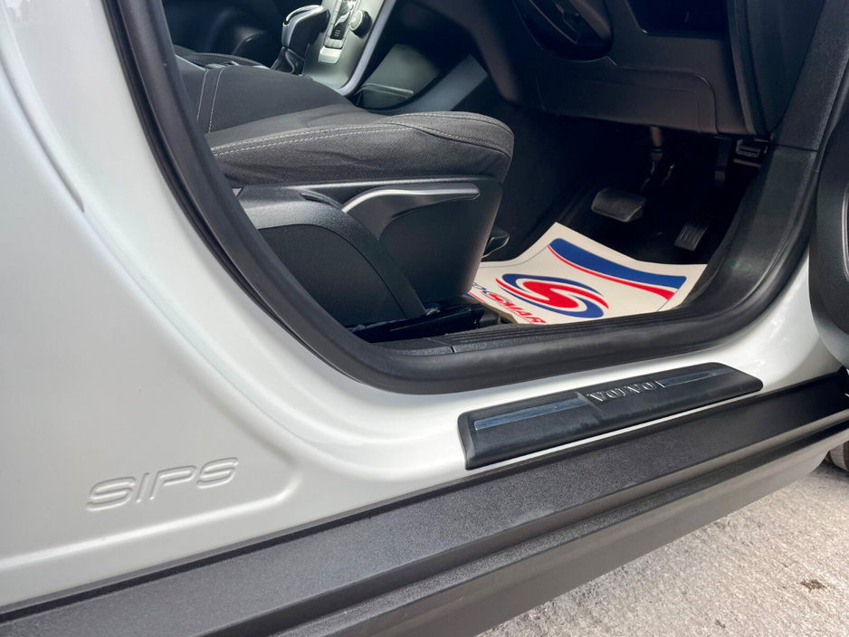 2015 Volvo V40 - image 16