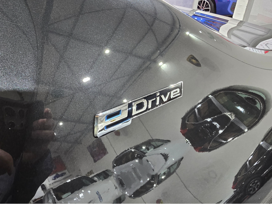 2018 BMW 5 Series - image 33