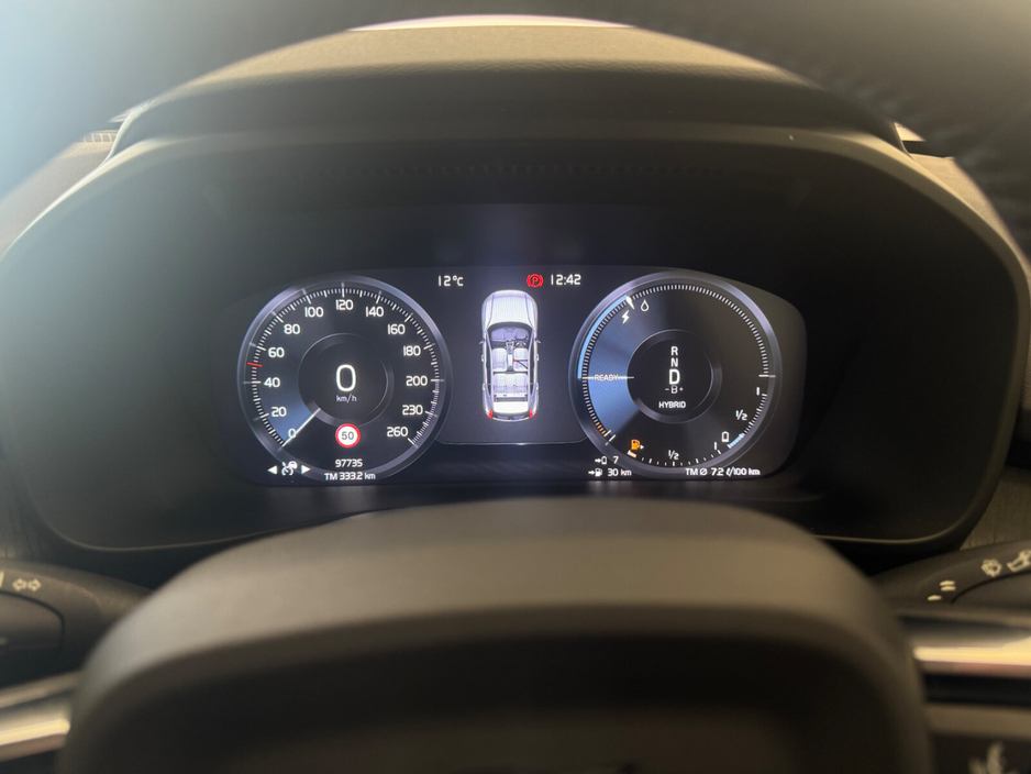 2020 Volvo XC40 - image 6