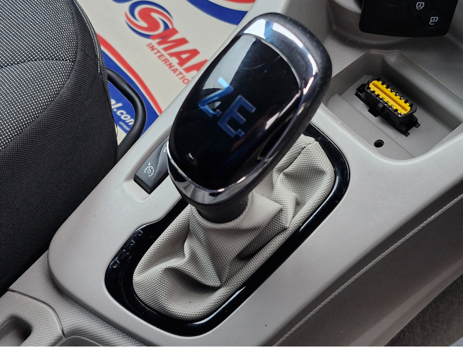 2015 Renault Zoe DYNAMIQUE INTENSE AUTOMATIC FULLY ELECTRIC NCT 02/27 *80KM RANGE* 2 KEYS/ SAT NAV/ TOUCH SCREEN MEDIA/ BLUETOOTH/ USB/ REVERSE CAMERA/ MULTI FUNCTION STEERING WHEEL/ HISTORY CHECKED €3,900